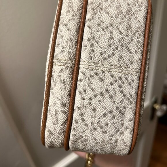 VGUC Michael Kors Jet Set Travel Medium Logo Crossbody Bag in Vanilla Colorway - Picture 3 of 11